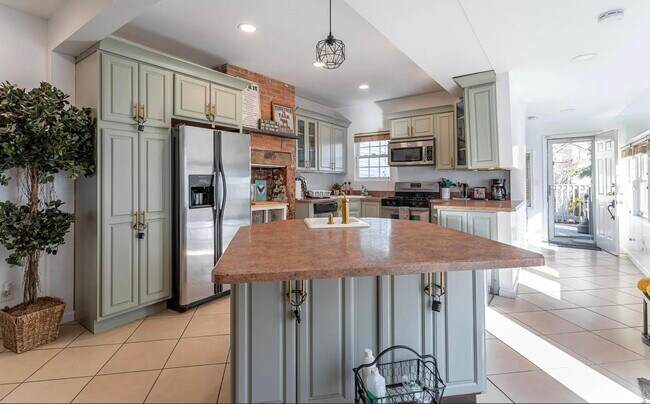 Building Photo - 148.5 Union St