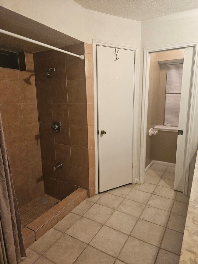 Building Photo - 4011 Alshire Dr