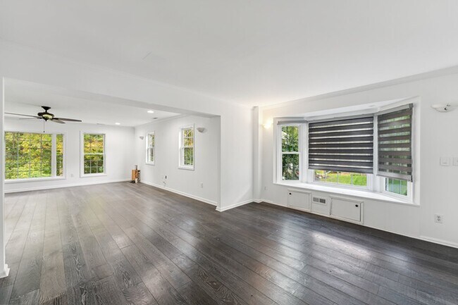 Building Photo - Charming 4 bedroom 3 bathroomSingle-Family Home for Rent! Discover your dream home with this stun...