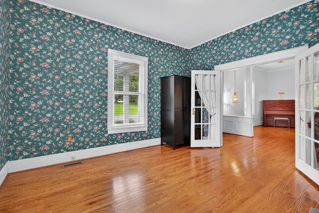 Building Photo - Charming 4BR / 3BA Historic Home with Big Backyard! BR VA