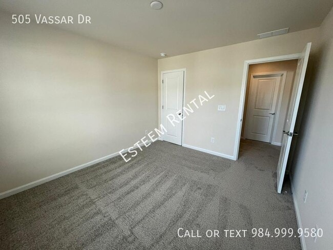 Building Photo - 505 Vassar Dr