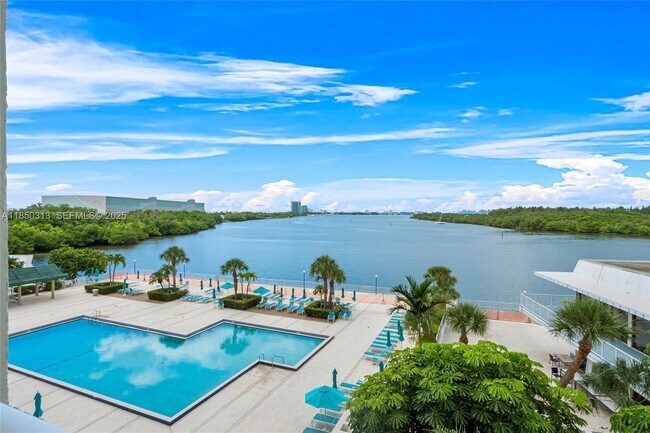 Building Photo - 300 Bayview Dr