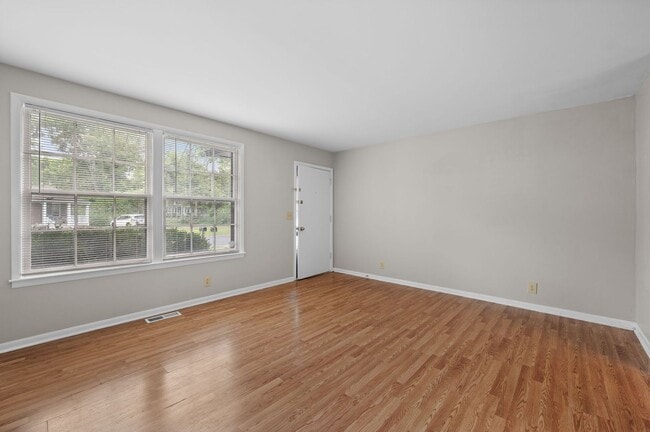 Building Photo - Awesome 2BE/1.5BA duplex in fantastic loca...