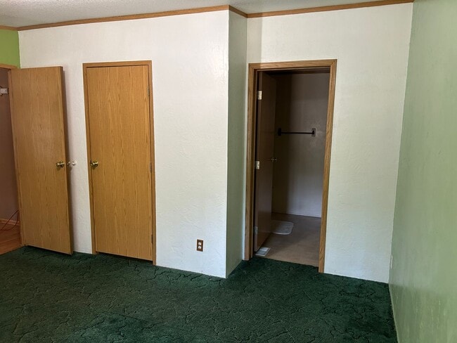 Building Photo - Cute Home Close to Everything