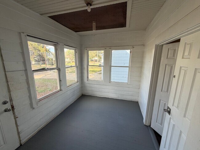 Building Photo - Cute 3 Bedroom Home Off Youree