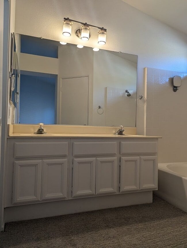 Building Photo - 2 Bed / 2.5 Bathroom Two Story Townhome at the Tristan complex in Rancho San Diego