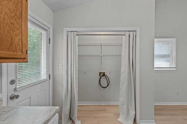 Building Photo - Newly renovated 2 bedroom 1 bathroom duplex