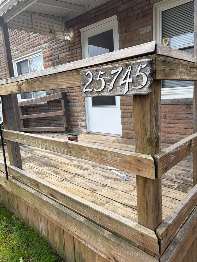 Building Photo - Renovdated 3 bedroom, 1 bathroom bungalow