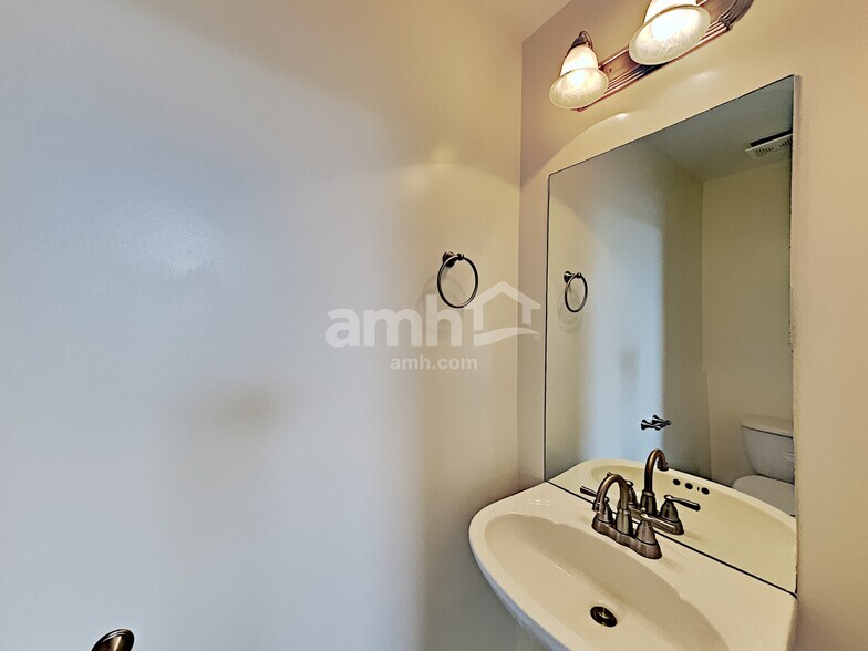 Building Photo - 563 Summit Way