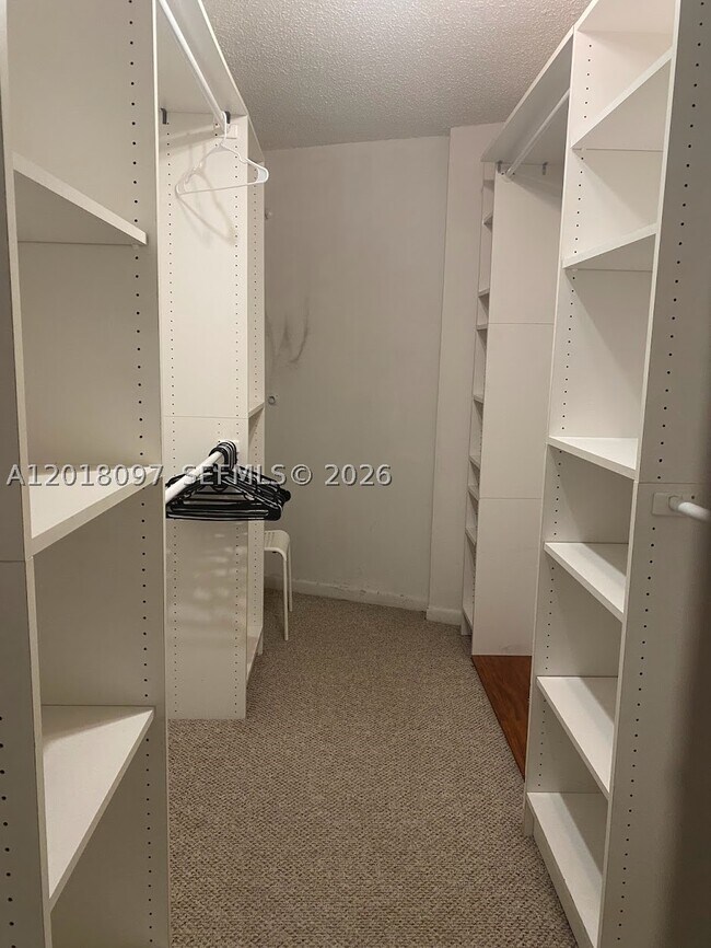 Building Photo - 13951 Kendale Lakes Dr