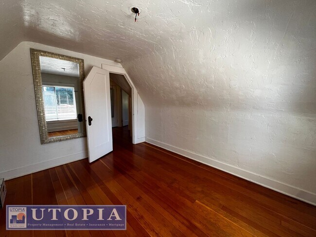 Building Photo - Charming 3 Bedroom, 1.5 Bathroom close to ...