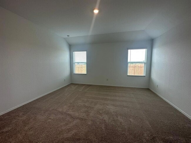 Building Photo - 121 Seminole Dr