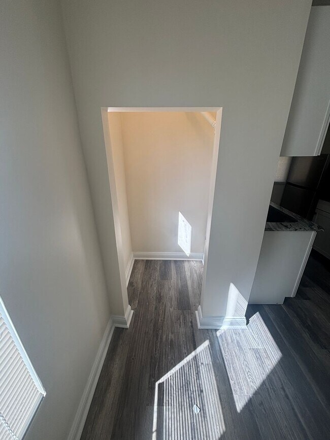 Building Photo - 715 1/2-570-572 E Main St