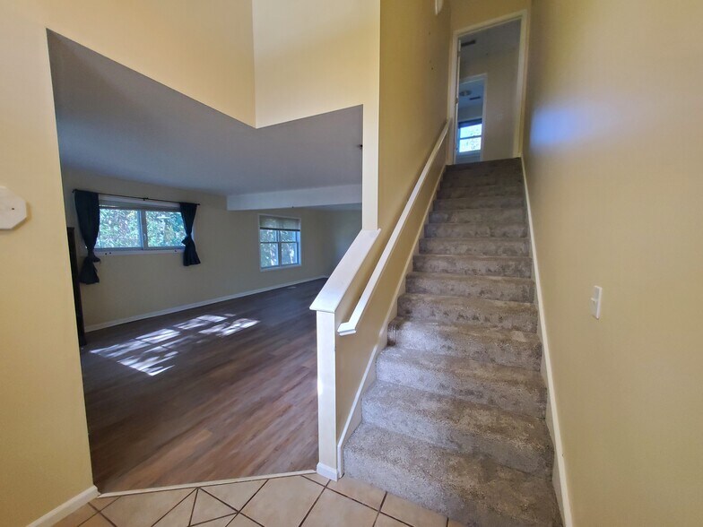 2nd Floor Stairway - 5328 Godas Cir