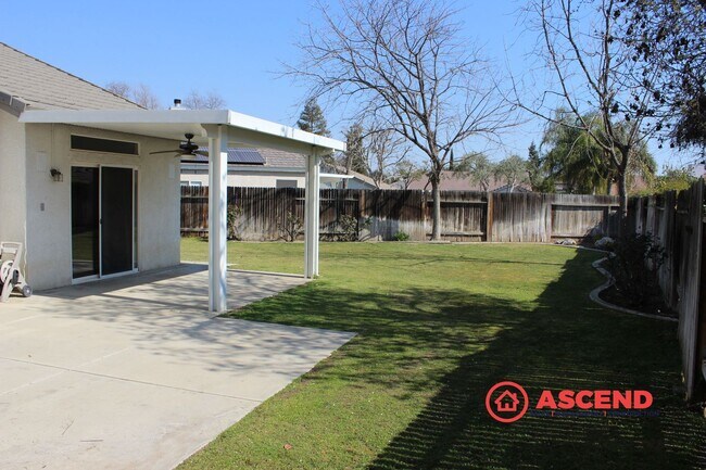 Building Photo - Beautiful 4 Bed / 2 Bath Home in Desirable Seven Oaks Community!