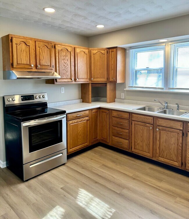 Building Photo - Renovated 3-Bedroom Gem within walking dis...