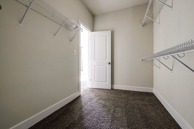 Building Photo - Updated 3br/2.5ba Condo Townhome Alexandria Walk to Metro