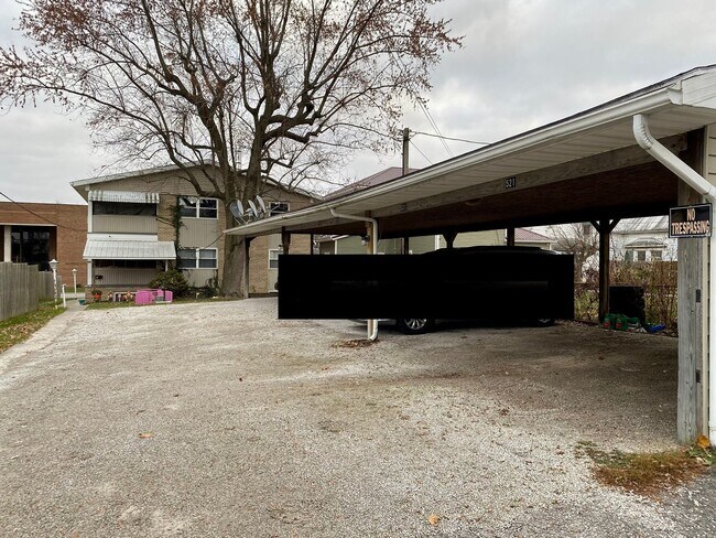 Building Photo - Quaint One Bedroom Apartment