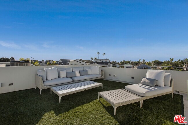 Building Photo - 2105 E Balboa Blvd