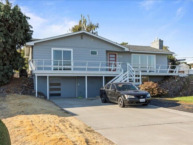 Building Photo - 3603 W Canal Dr