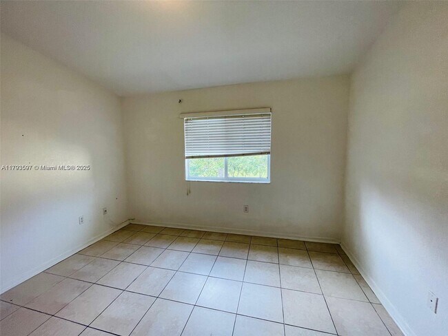 Building Photo - 940 NE 34th Ave