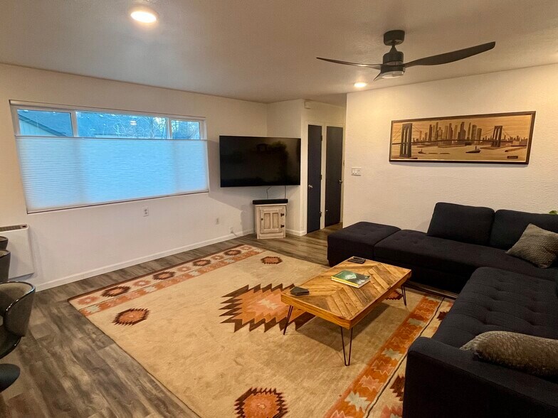 Building Photo - 915 University Ter