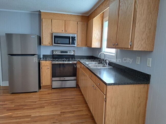 Building Photo - 112 Miller St