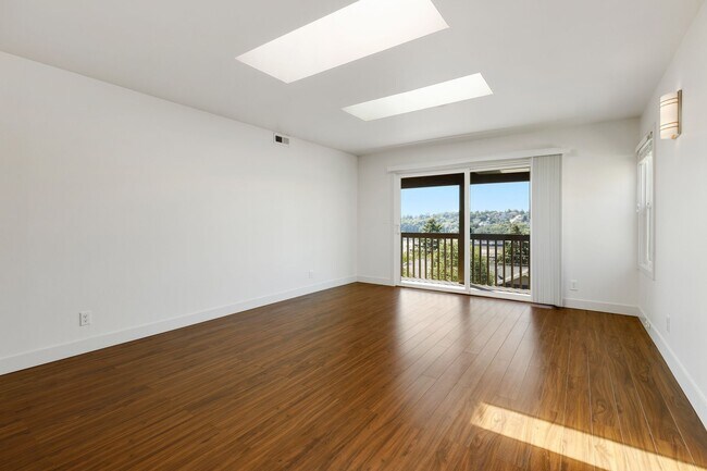 Building Photo - 2062 13th Ave W