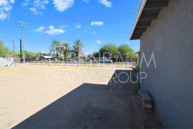 Building Photo - Charming 2-bedrooms, 1-bath home in the he...