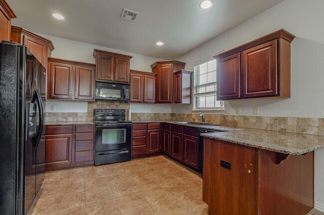 Building Photo - Spacious 3 Bedroom Home in West Fayetteville!