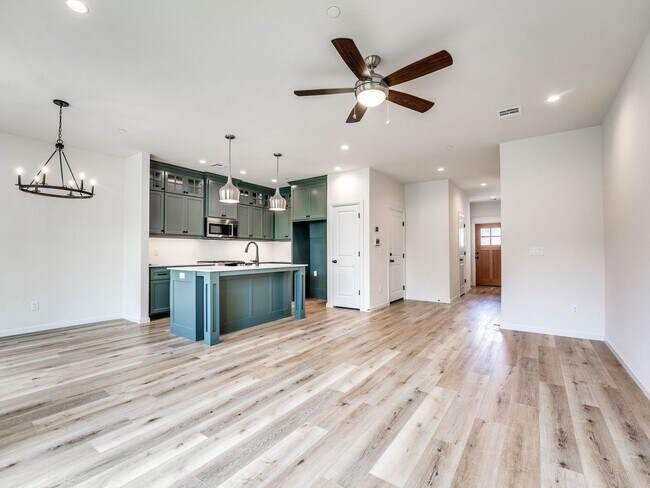 Building Photo - Luxury, Zero Maintenance Living in Edmond!
