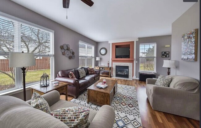 Building Photo - 2221 Sunrise Cir