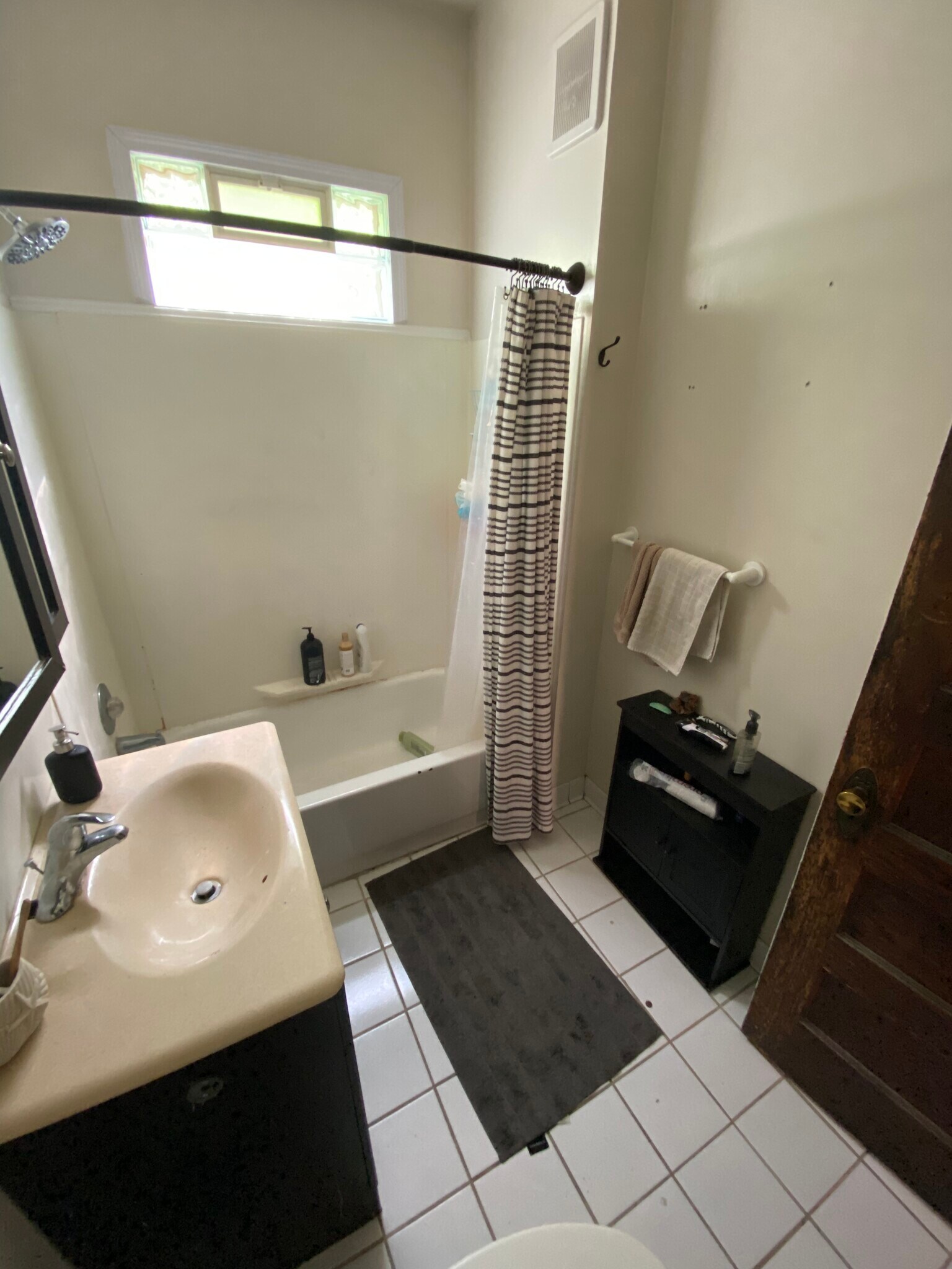 Building Photo - 2404 Lyndale Ave S