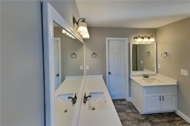 Building Photo - 3205 Wellbrook Dr