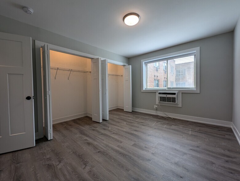 Building Photo - 542 W Surf St