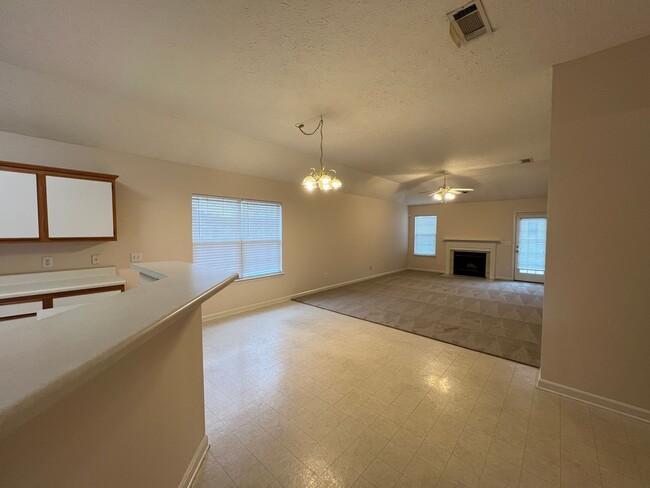 Building Photo - Open Floor Plan - 3 BR 2 Bath Home in Lake...