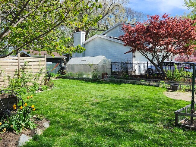Building Photo - 301 Oakbrook Ct