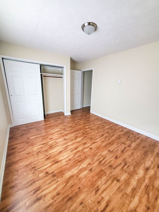 Building Photo - Bolivar MO 2 Bed 1 Bath Apartment