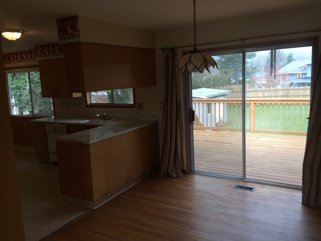 Building Photo - Large Lot With Tons of Privacy