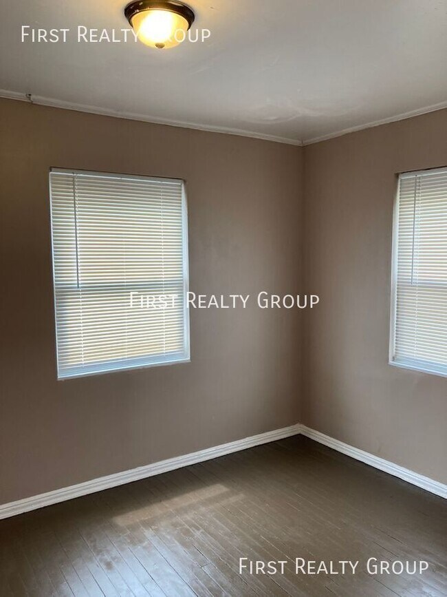 Building Photo - 16 W. Maplewood-#3