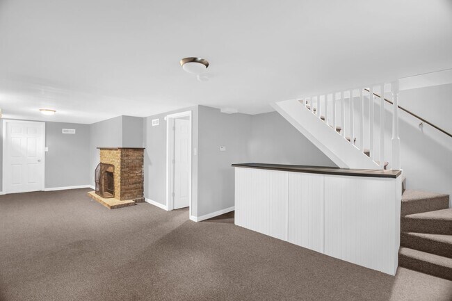 Building Photo - Beautiful 3 bedroom 2 1/2 bathroom Home wi...