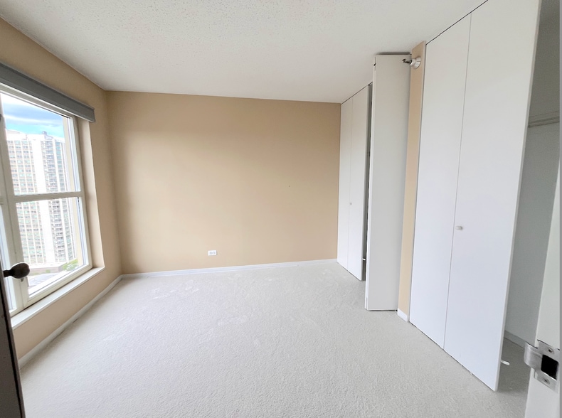 Building Photo - 1212 N La Salle Dr