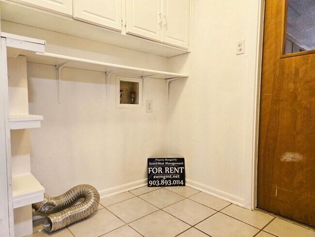 Building Photo - Brick 3/2/2 in Nice Denison Neighborhood O...