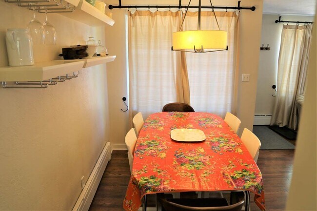 Building Photo - Charming 2 bed 1 bath Furnished, Utilities Included