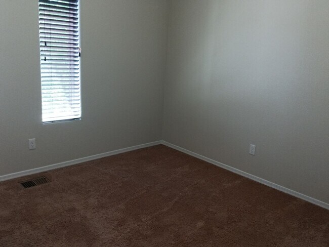 Building Photo - 4 Bedroom, 3 Bathroom! Lovely Home!