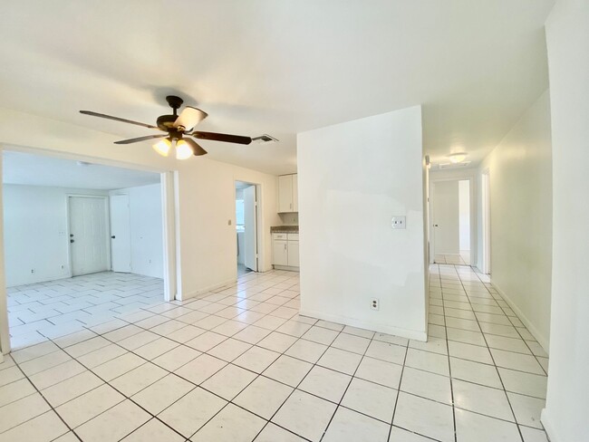 Building Photo - *** LARGE 4 BEDROOM SINGLE FAMILY HOME!***