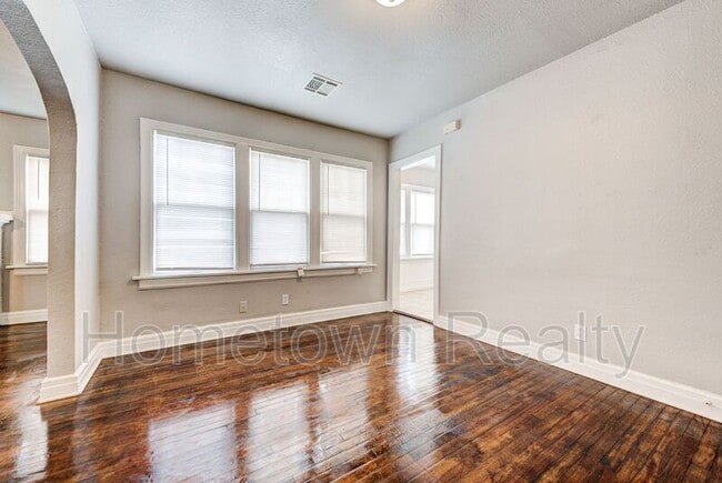 Building Photo - 2212 NE 22nd St