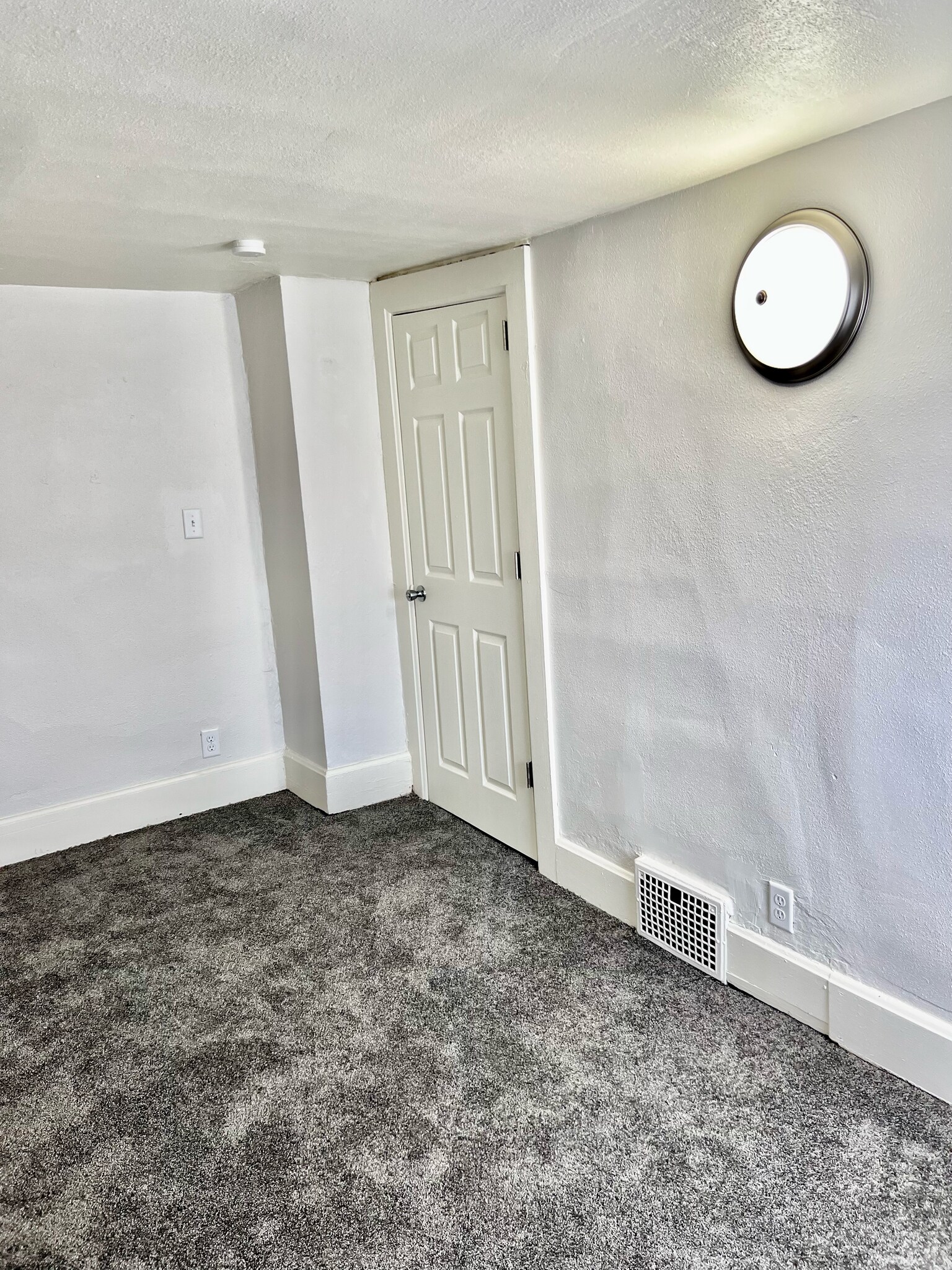 Building Photo - 811 Hagerer St