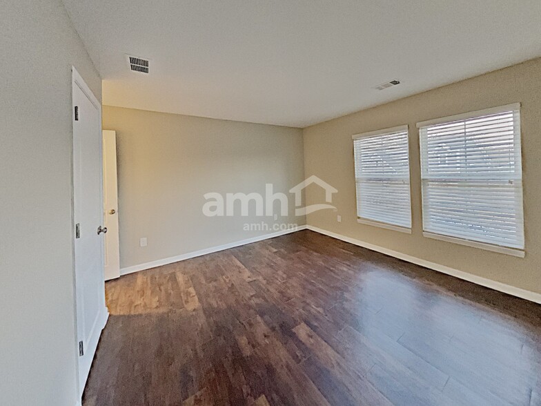 Building Photo - 822 Commerce Trl
