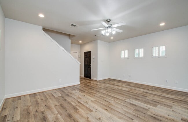 Building Photo - 624 E 39th St